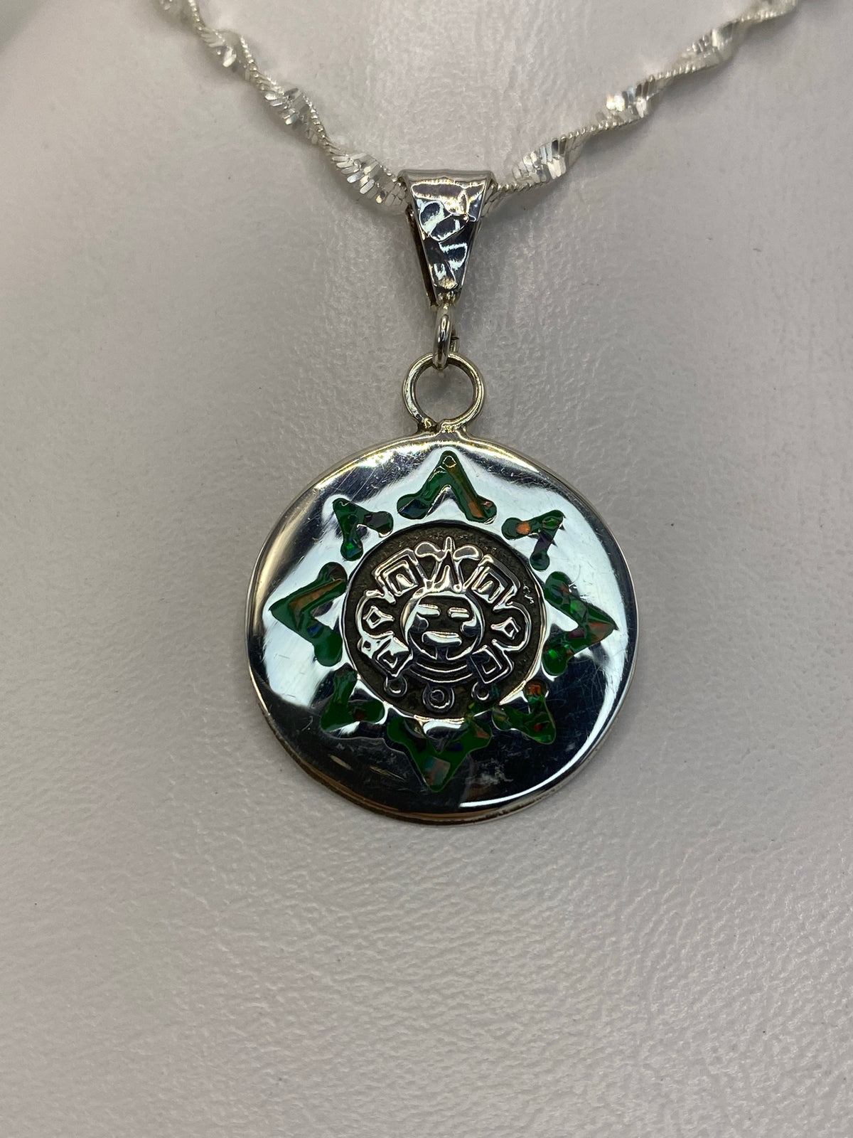 Dije sol prehispánico en plata 925 con ópalo de fuego verde, colgante sobre cadena plateada