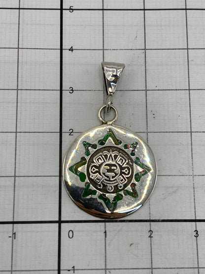 Reverso pulido del dije sol prehispánico en plata 925