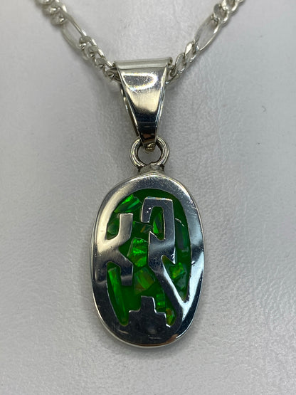Detalle del ópalo de fuego verde y el engaste artesanal en plata 950