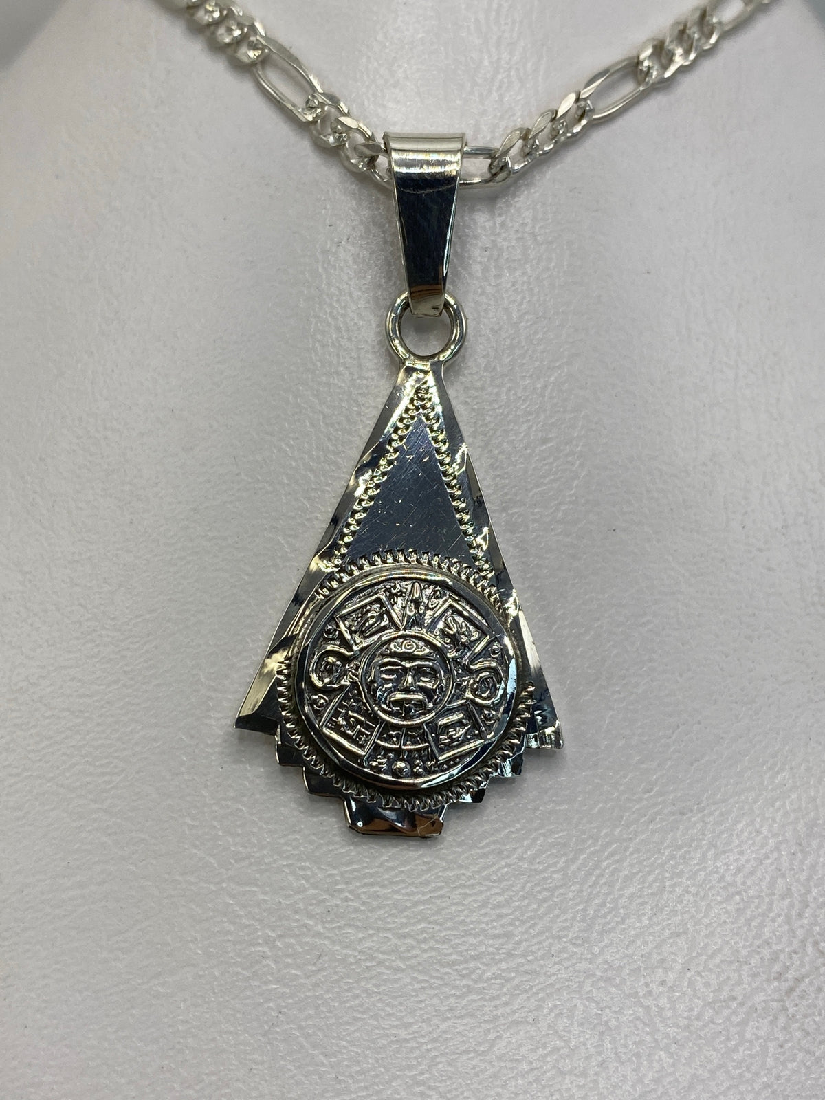 Dije de plata 925 con calendario azteca en relieve, colgado de una cadena plateada