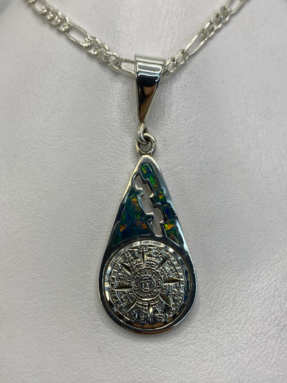 Dije de plata 950 con Calendario Azteca y ópalo de fuego verde, colgando de cadena de plata