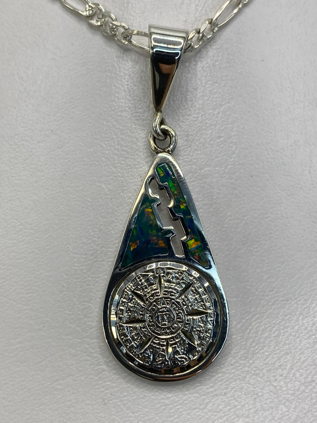 Vista frontal del dije mostrando el símbolo azteca completo en plata 950