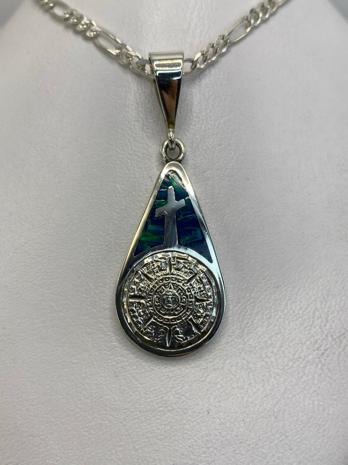 Detalle frontal: Piedra del Calendario Azteca grabada en plata con ópalo azul