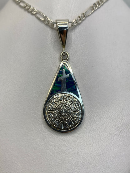 Detalle frontal: Piedra del Calendario Azteca grabada en plata con ópalo azul