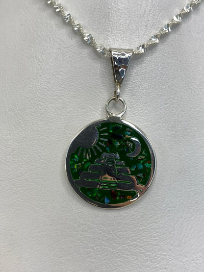 Dije de plata pirámide azteca con ópalo de fuego multicolor en cadena plateada