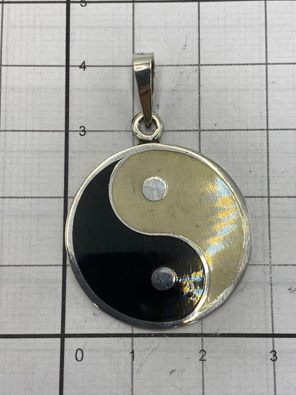 Dije yin-yang de plata 925 pesado en balanza, 4.4 gramos