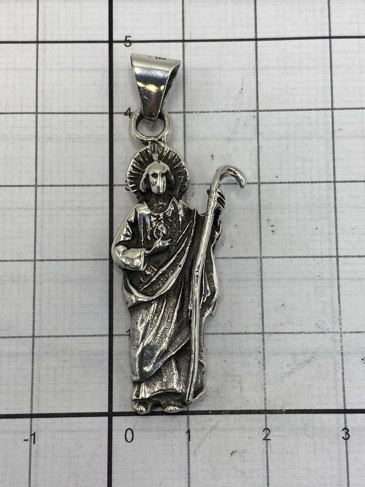 Dije de 4.7 cm sobre regla, peso de 6.9 gramos en escala digital