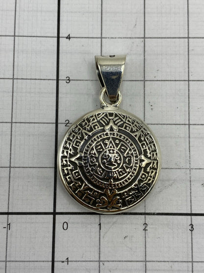 Reverso del dije mostrando el Quinto 925 y el asa de colgante pulida