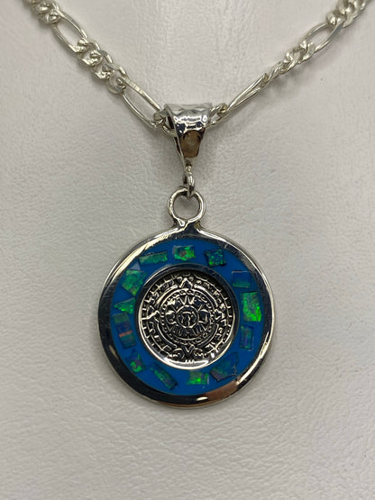 Dije de plata con Calendario Azteca y ópalo de fuego azul colgando de cadena de plata figaro