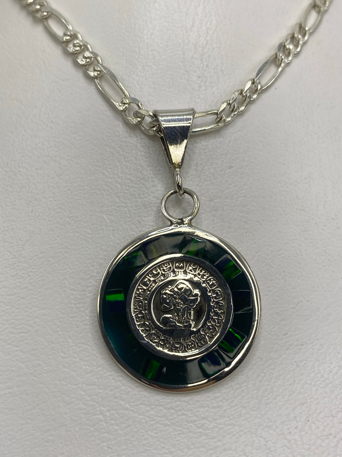 Dije de plata 925 con calendario azteca y ópalo de fuego verde en cadena de eslabones