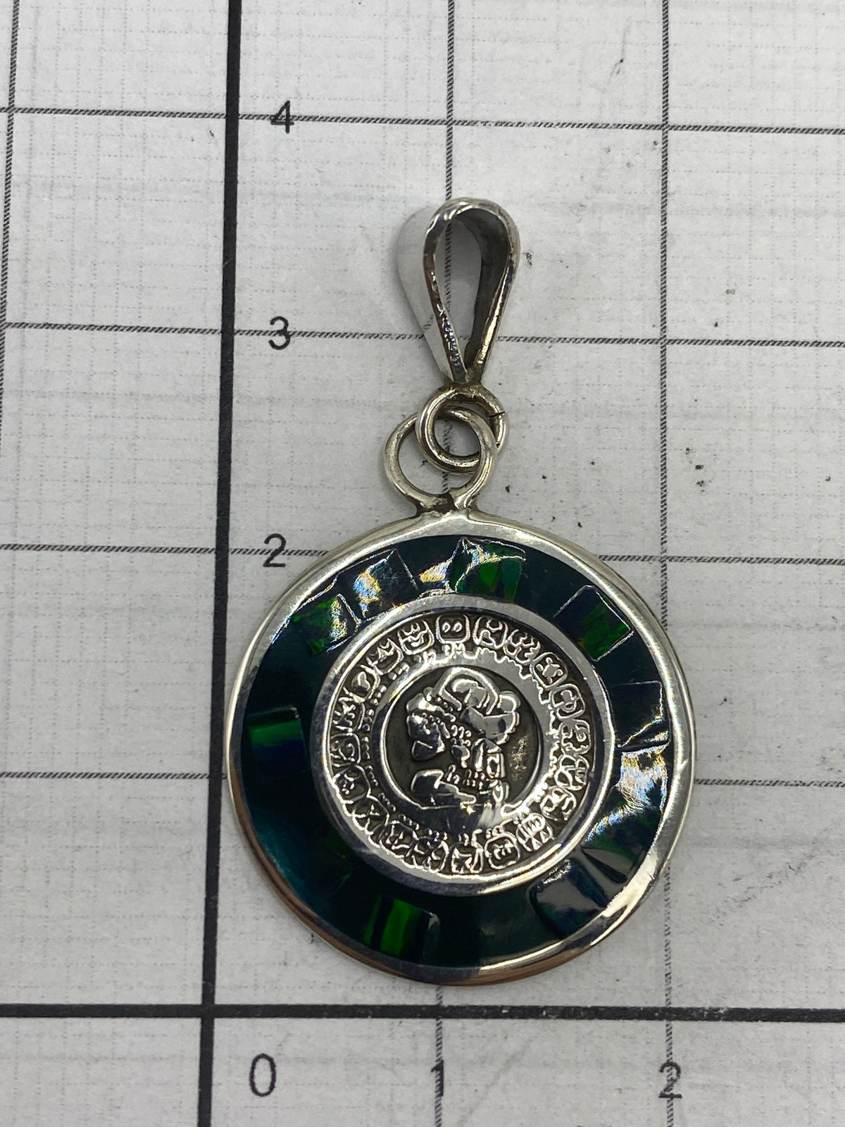 Dije de 3.5 cm de largo sobre regla para escala de tamaño real