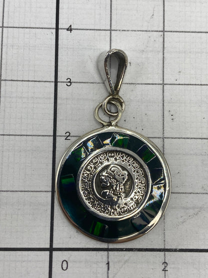 Dije de 3.5 cm de largo sobre regla para escala de tamaño real