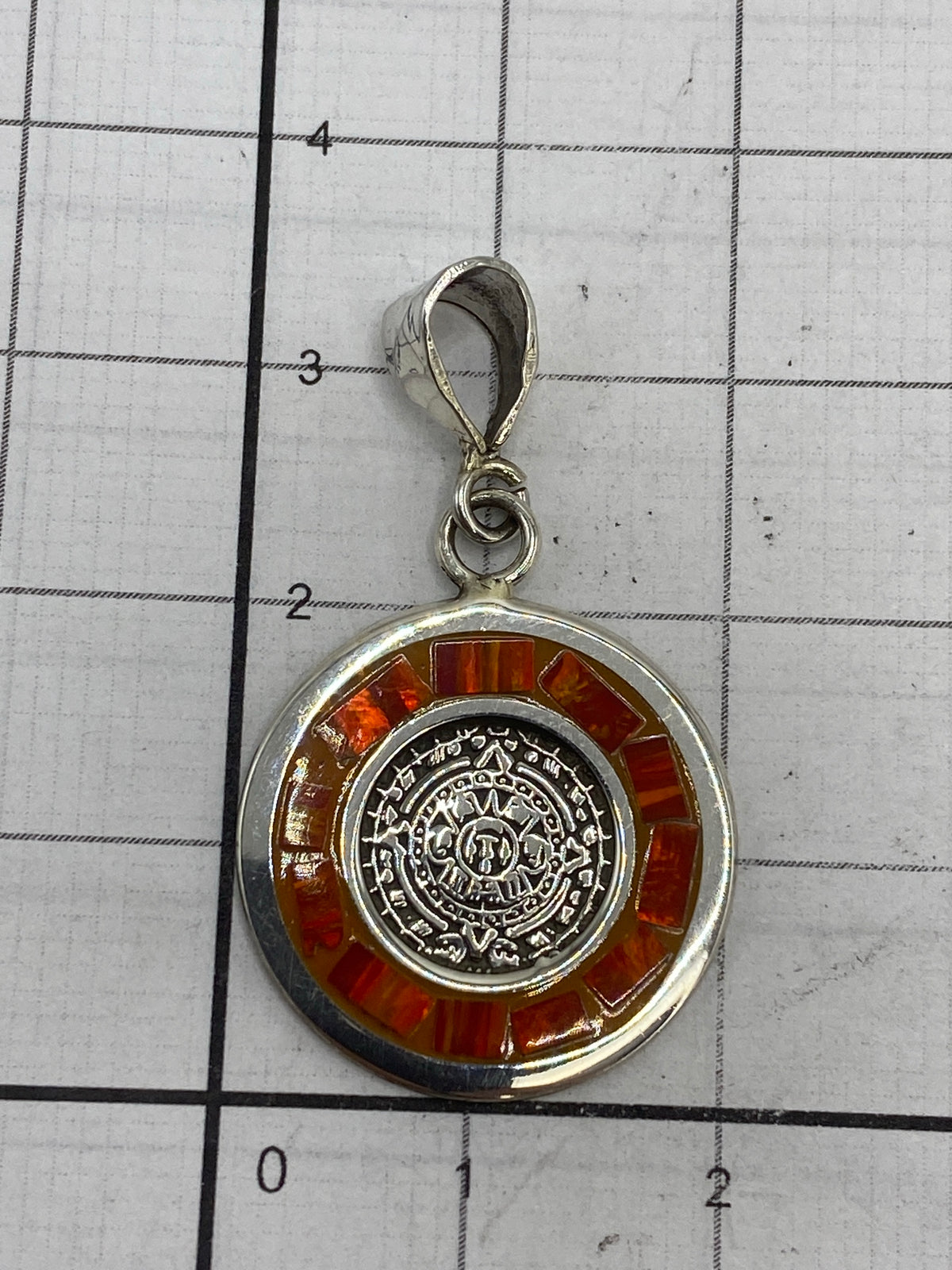 Dije sobre fondo blanco con medidor — 3.5 cm de largo, hallmark 925 visible
