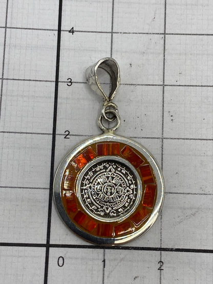 Dije sobre fondo blanco con medidor — 3.5 cm de largo, hallmark 925 visible