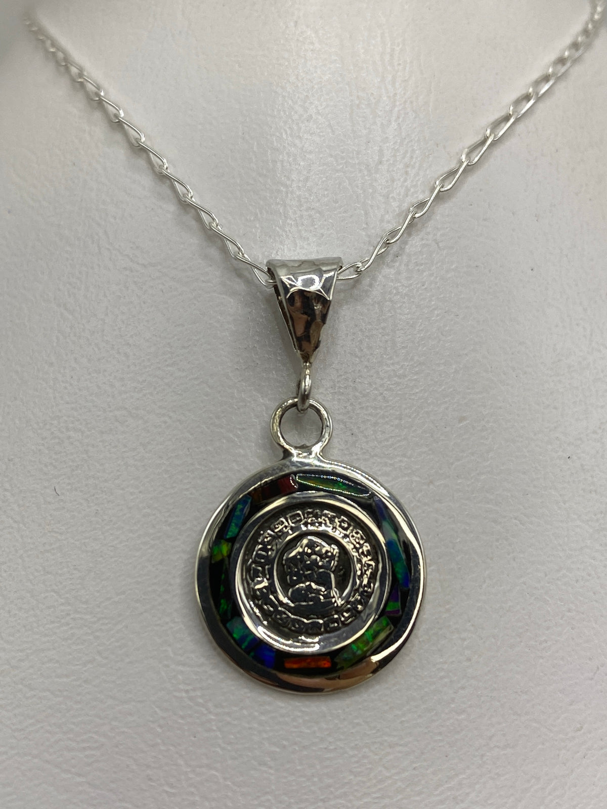 Dije de plata 925 con ópalo de fuego multicolor colgando de una cadena plateada