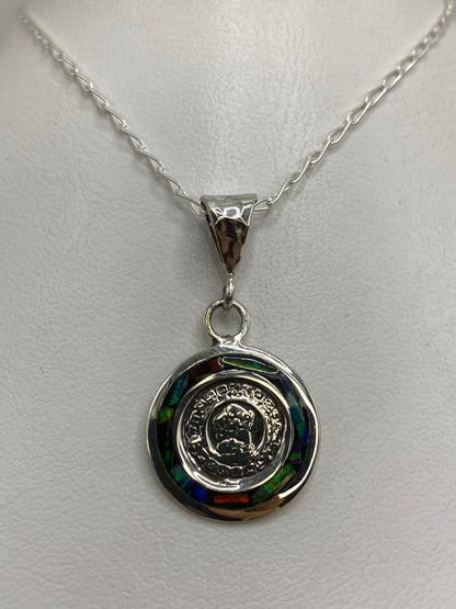 Dije de plata 925 con ópalo de fuego multicolor colgando de una cadena plateada