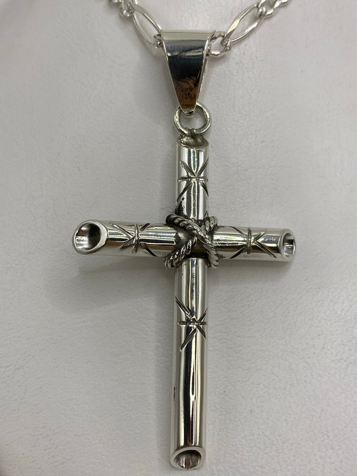 Dije cruz de plata 925 de Taxco colgado de una cadena elegancia