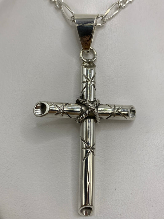 Dije cruz de plata 925 de Taxco colgado de una cadena elegancia