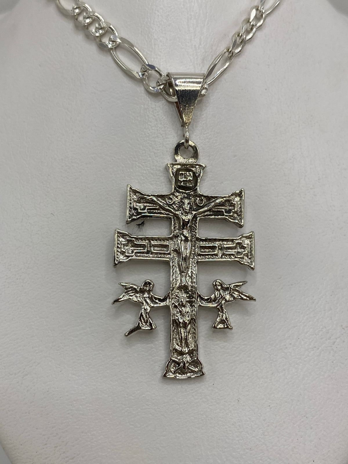 Detalle del repujado y la fundición de la cruz de Caravaca de Taxco