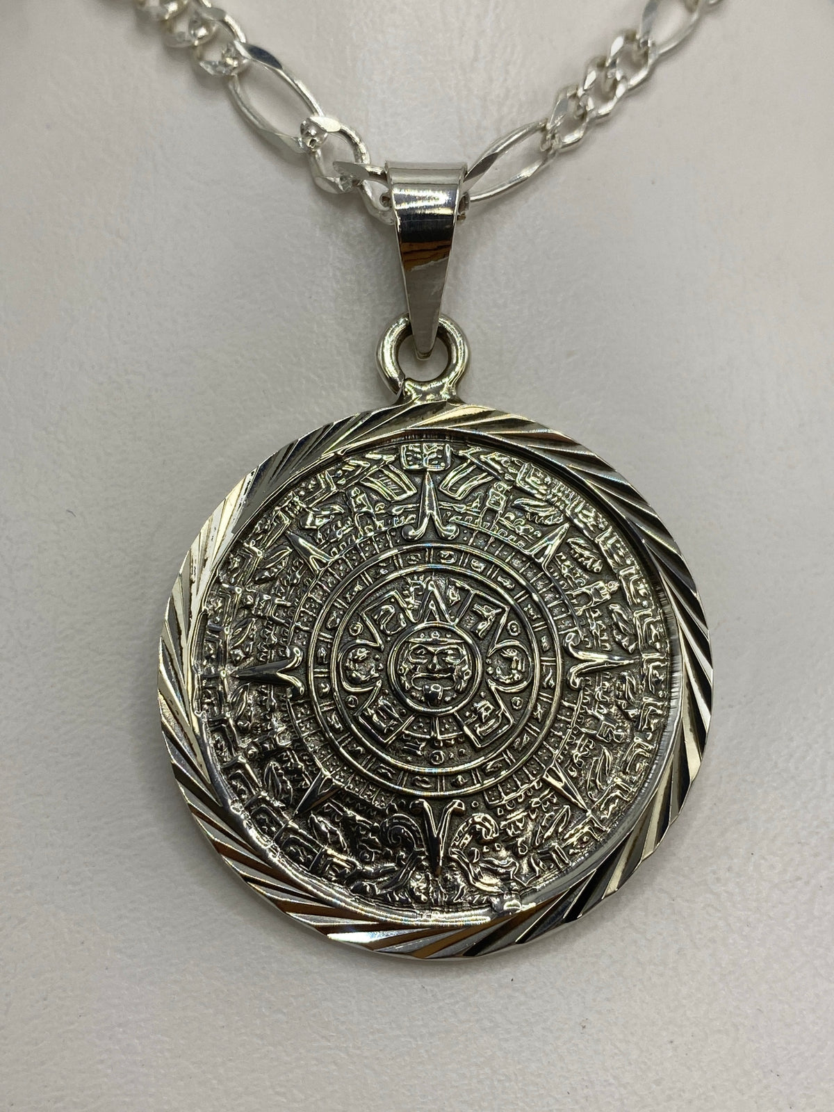 Dije de plata 925 con calendario azteca en relieve, vista frontal del símbolo prehispánico