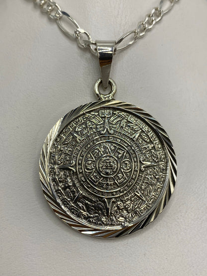 Dije de plata 925 con calendario azteca en relieve, vista frontal del símbolo prehispánico