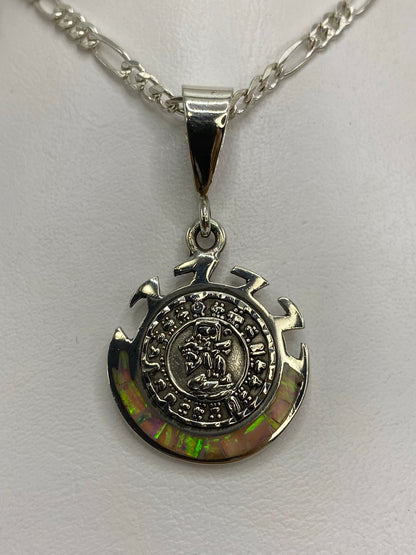 Dije de plata 950 con calendario azteca en relieve y ópalo de fuego multicolor en la base