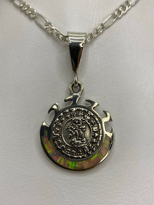 Dije de plata 950 con calendario azteca en relieve y ópalo de fuego multicolor en la base