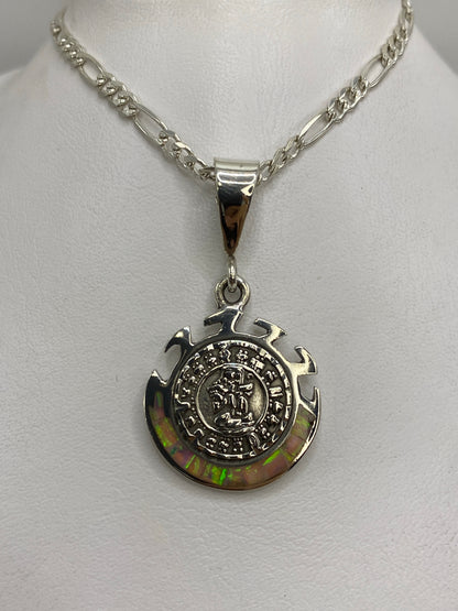 Detalle del calendario azteca grabado a mano sobre plata 950
