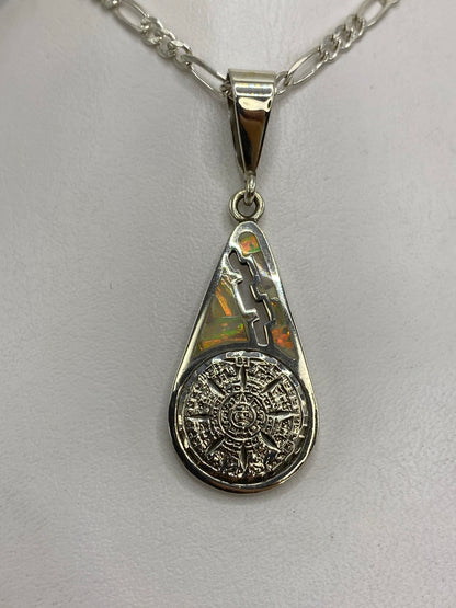Dije prehispánico Piedra del Sol en plata 950 con ópalo de fuego blanco colgando de cadena plateada