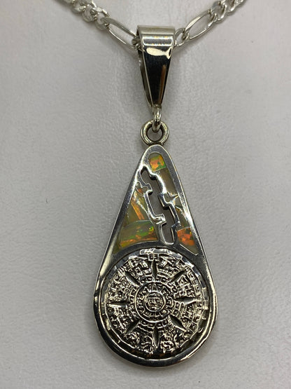 Detalle del engaste a mano del ópalo de fuego en plata 950 de Taxco