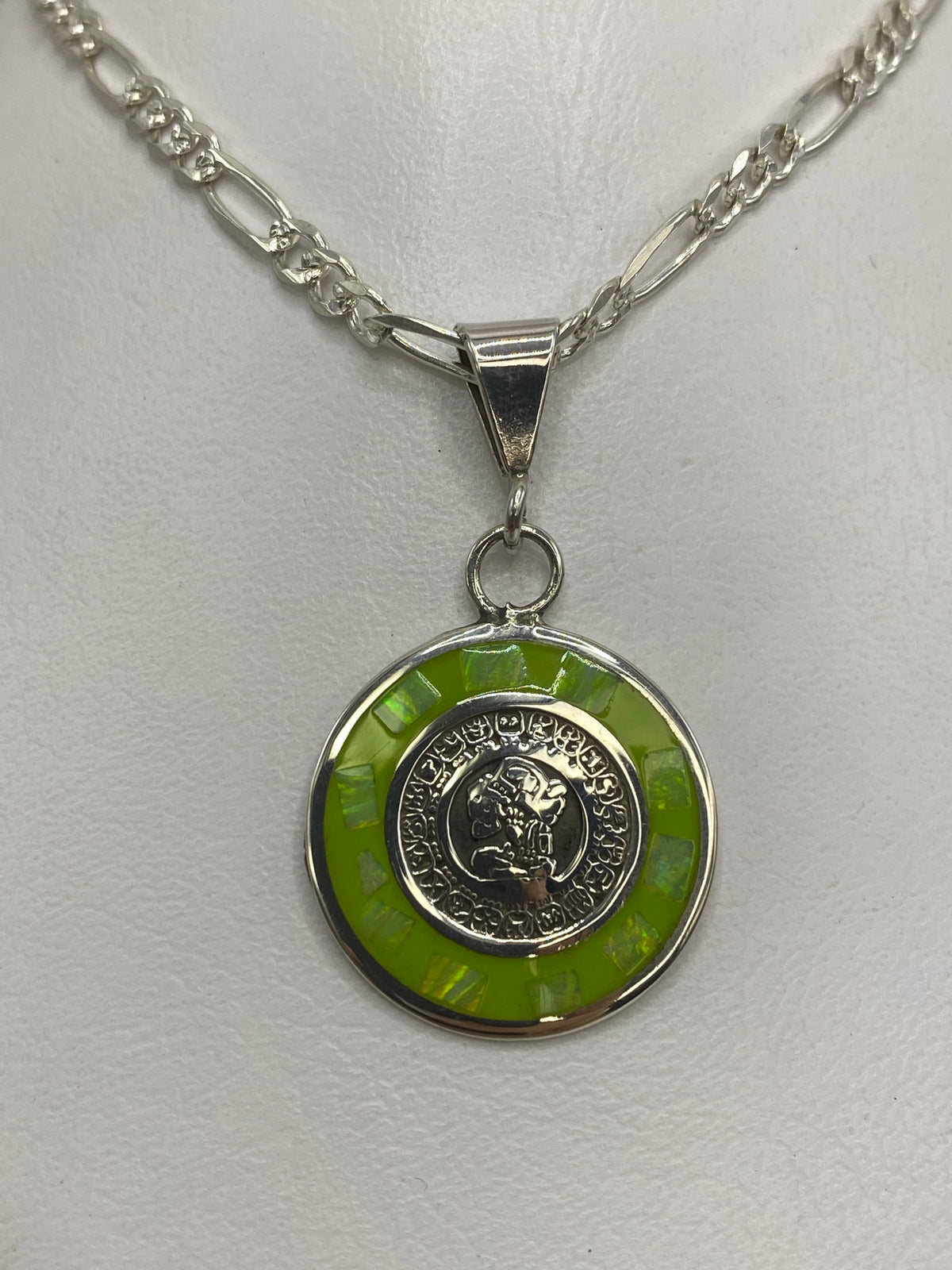 Dije de plata con moneda prehispánica y Ópalo de Fuego verde en collar de cadena