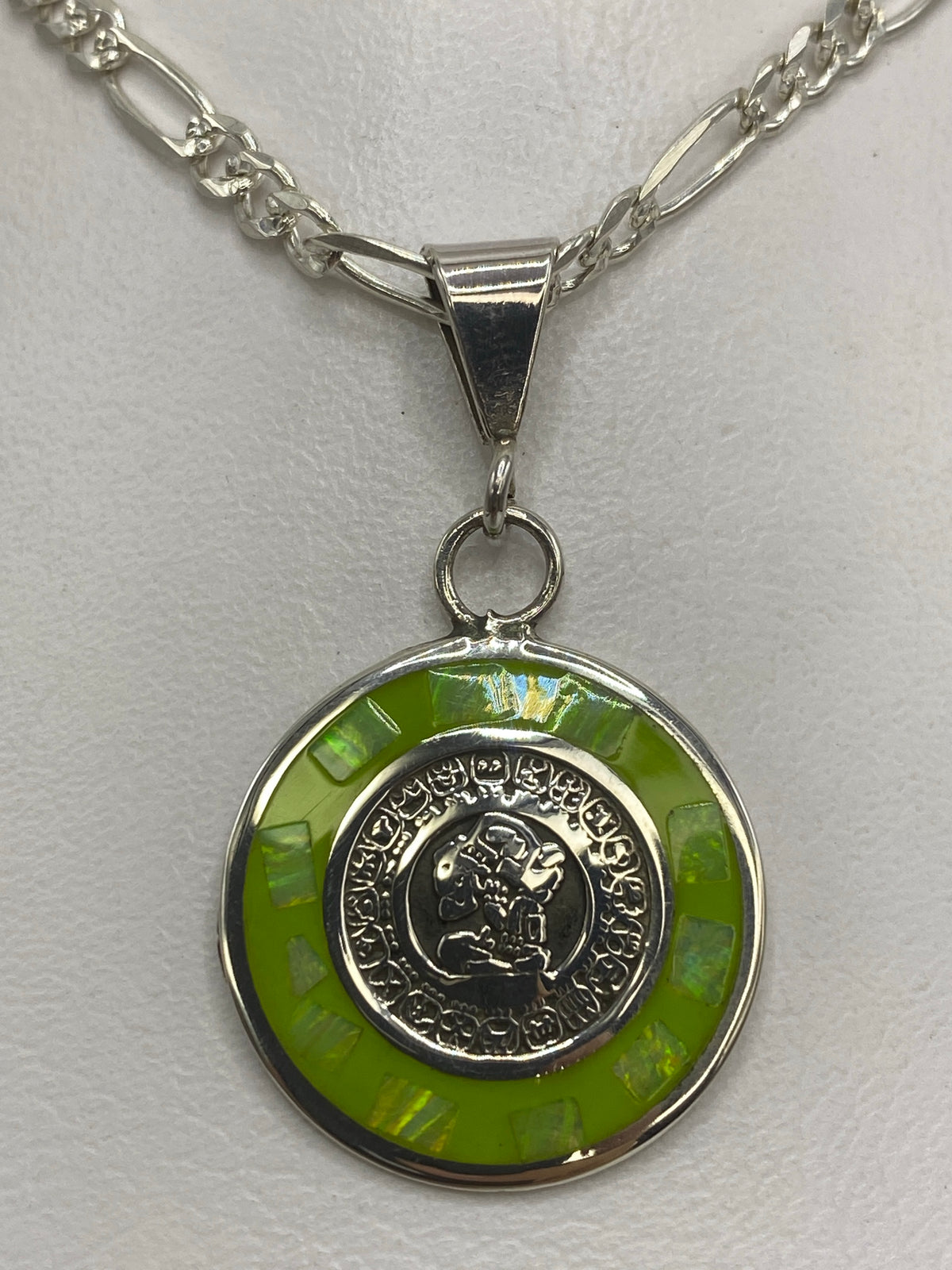 Detalle del engaste a mano del Ópalo verde en marco de plata 925