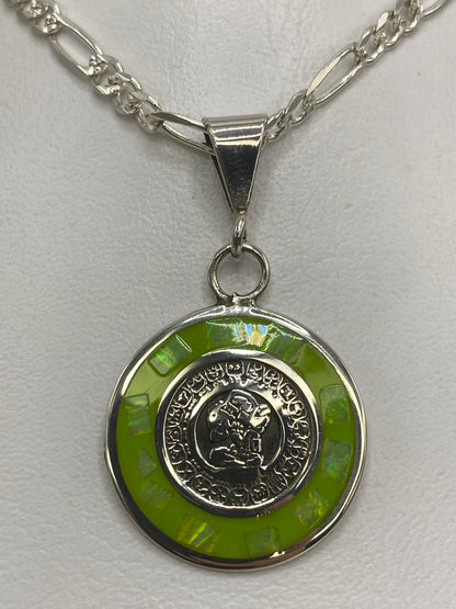 Detalle del engaste a mano del Ópalo verde en marco de plata 925