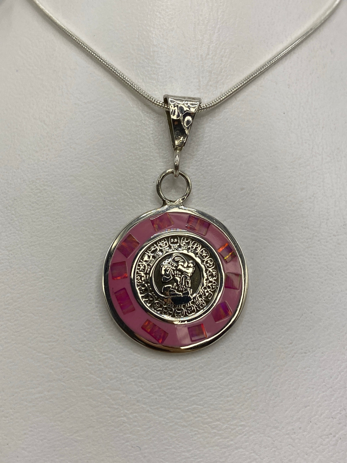 Dije de plata prehispánico con ópalo de fuego rosa suspendido en cadena de plata 925