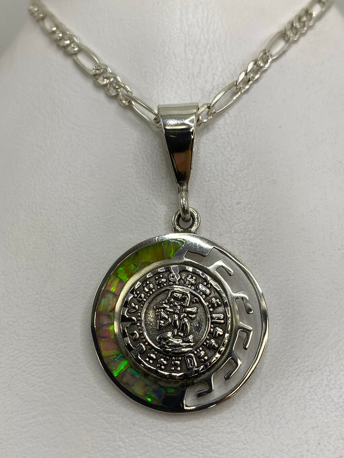 Dije prehispánico de plata 950 con ópalo de fuego multicolor en forma de calendario azteca