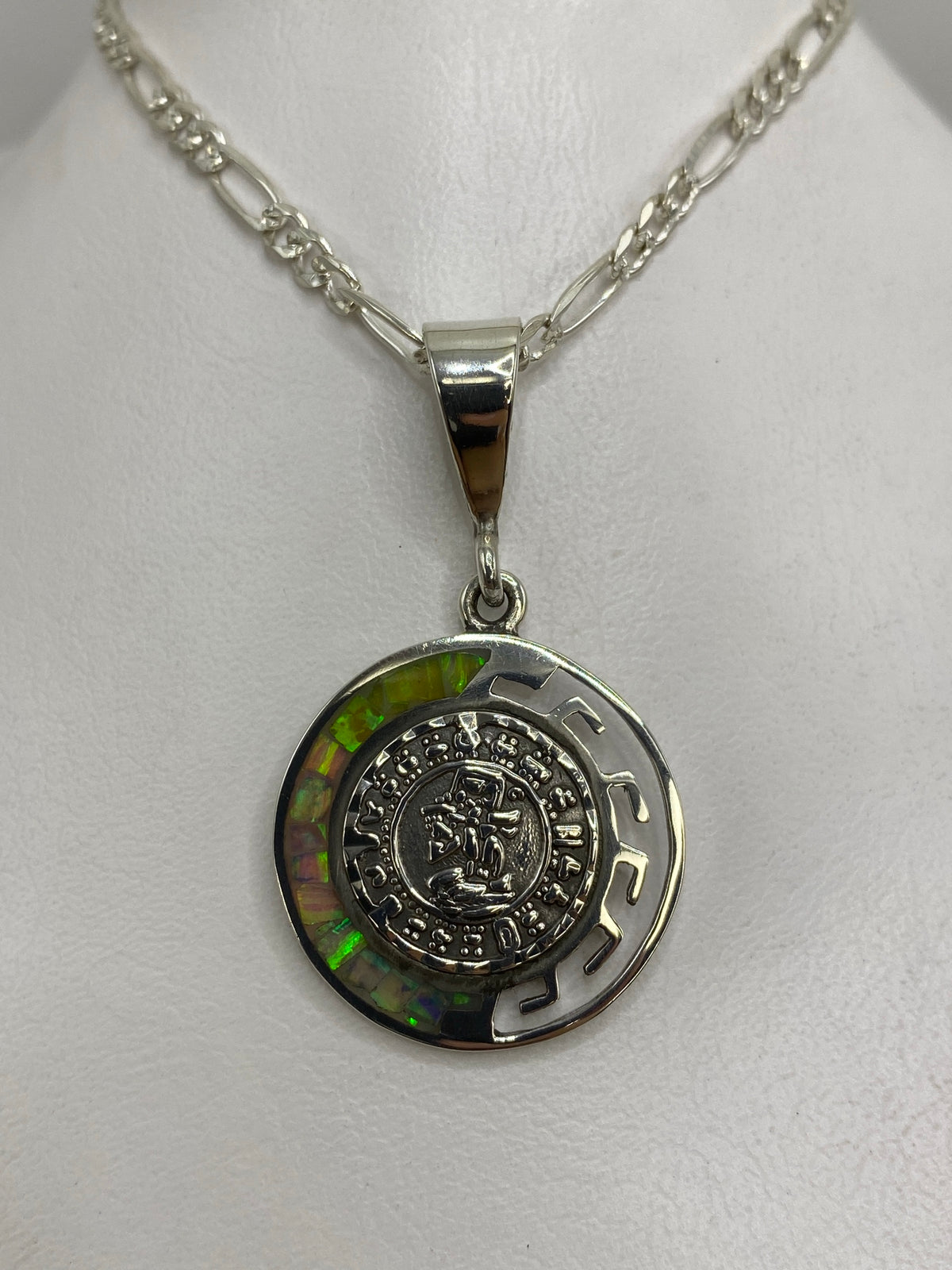 Detalle del calendario azteca en relieve en plata 950 con engaste de ópalo multicolor