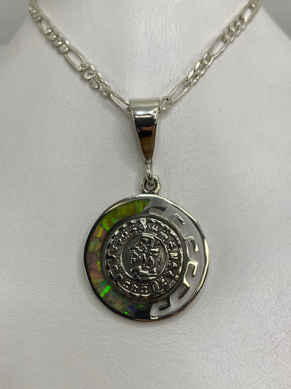 Detalle del calendario azteca en relieve en plata 950 con engaste de ópalo multicolor
