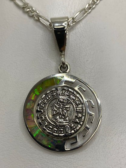 Dije de plata 950 sobre escala mostrando 4.2 cm de largo × 2.3 cm de ancho