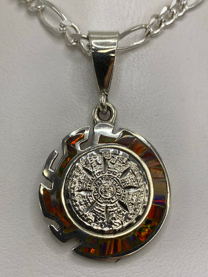 Dije de plata en perspectiva mostrando el grosor y la profundidad del engaste del ópalo