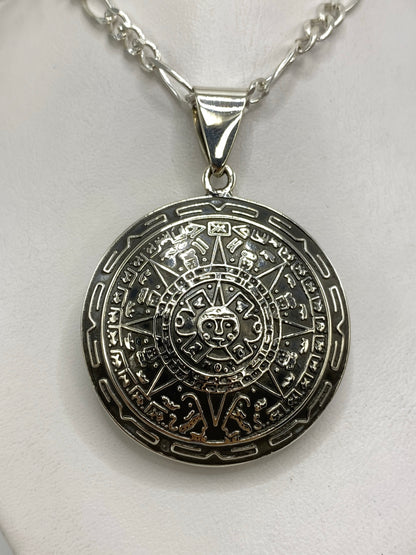 Dije de plata 925 con diseño del Calendario Azteca, grabado a mano en Taxco