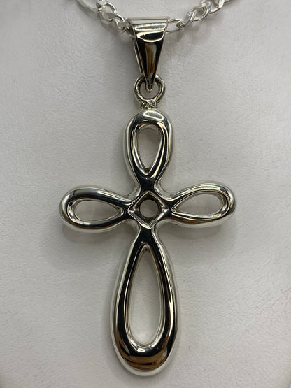 Dije cruz de plata 925 abierta, 7 cm de largo, diseño geométrico con volumen
