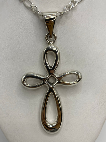 Detalle de la cruz de plata pulida mostrando el acabado brillante de Taxco