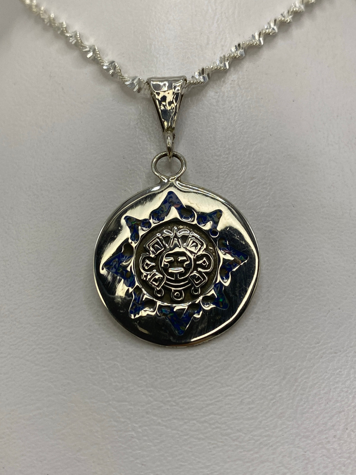 Dije de plata 925 con calendario azteca y Ópalo de Fuego multicolor colgado de cadena plateada