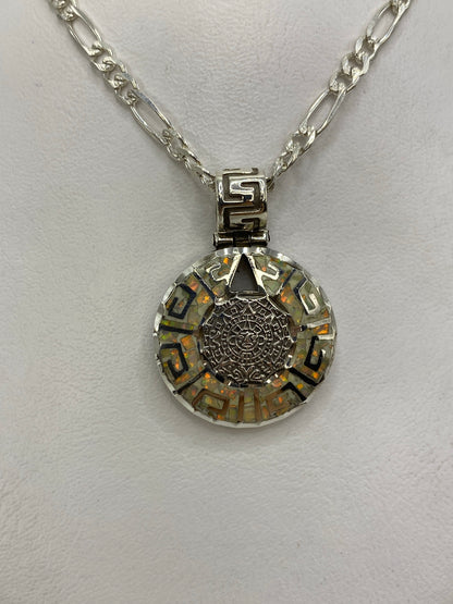 Detalle del engaste a mano del ópalo de fuego en el mandala de Taxco