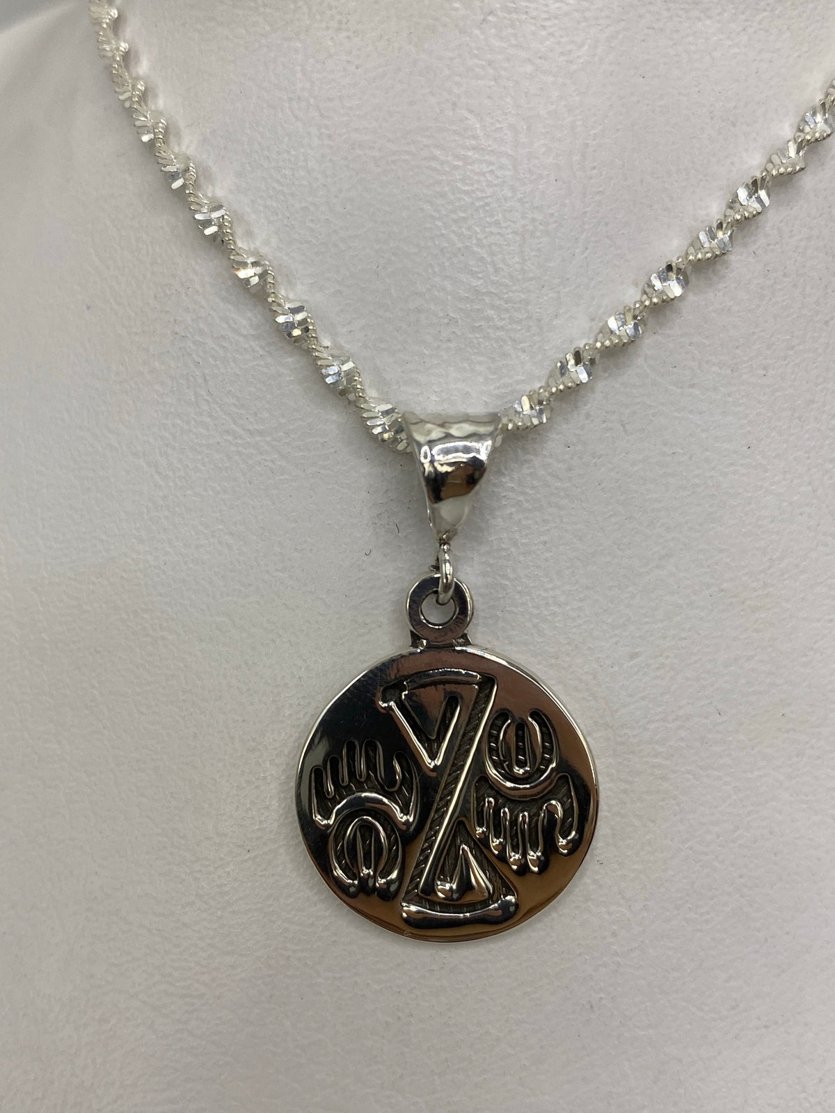Detalle frontal del sello prehispánico grabado en plata 925