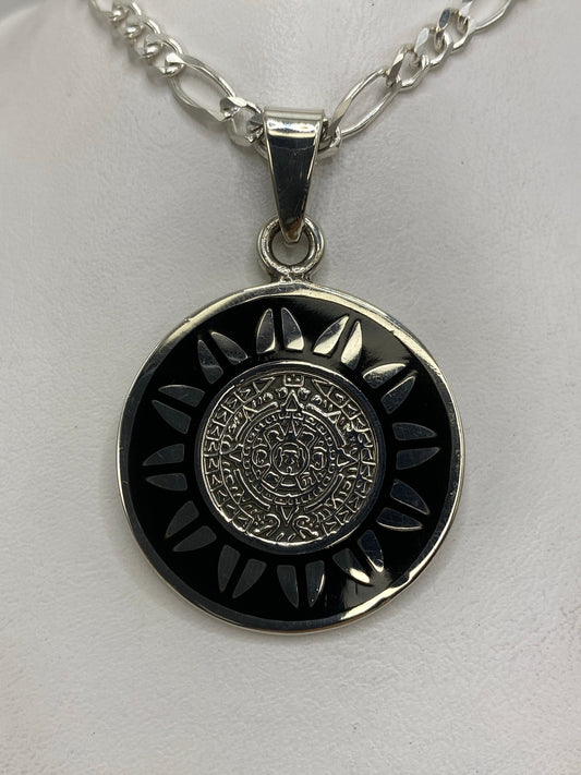 Detalle frontal del Calendario Azteca con glifos prehispánicos grabados en plata y ónix