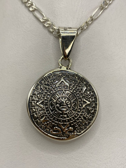 Dije de plata 925 con calendario azteca de cinco soles concéntricos, 4 cm de largo