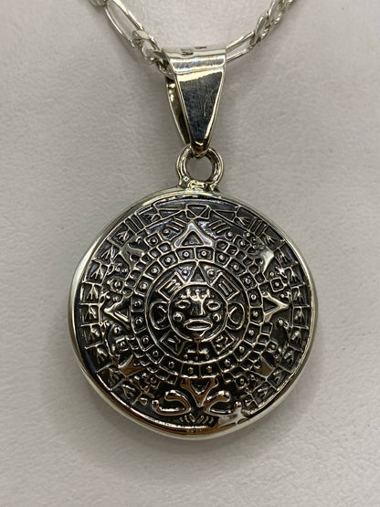 Detalle de los glifos y símbolos mexicas grabados en la plata
