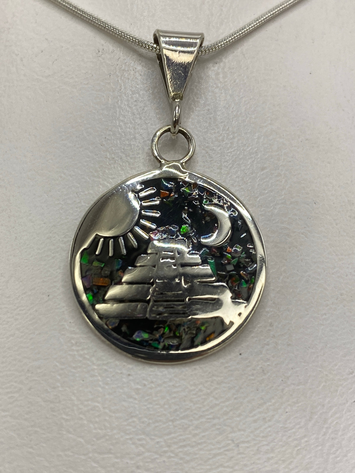 Reverso del dije de plata con marcado de Quinto 925 y diseño repujado