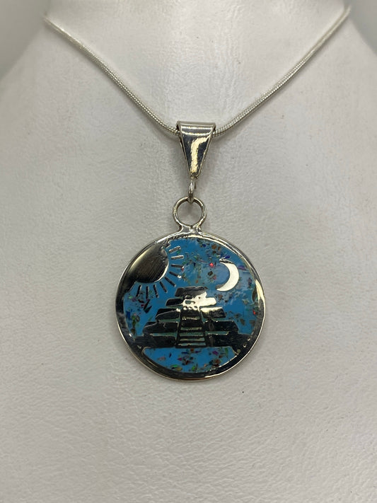Dije de plata 925 con pirámide azteca y ópalo de fuego multicolor colgando de cadena serpentina